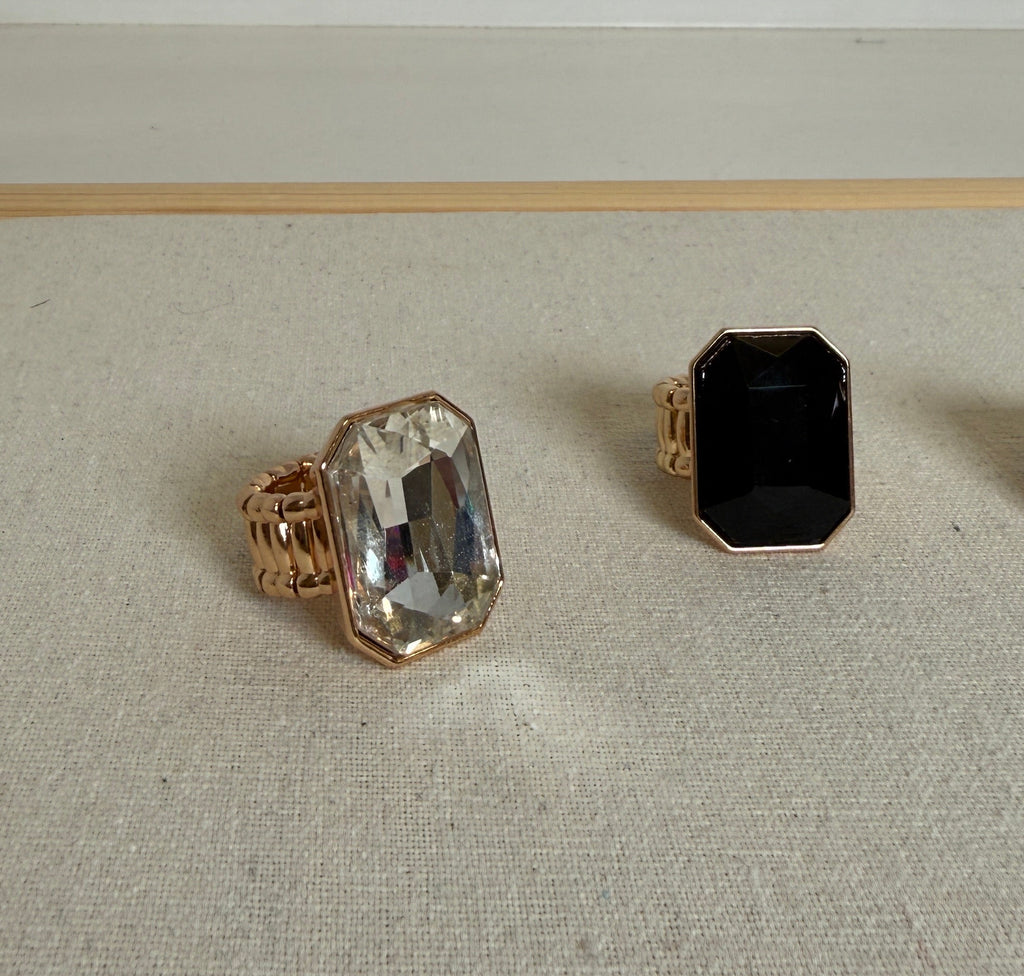 Anello con Maglia Elastica e Pietra Rettangolare