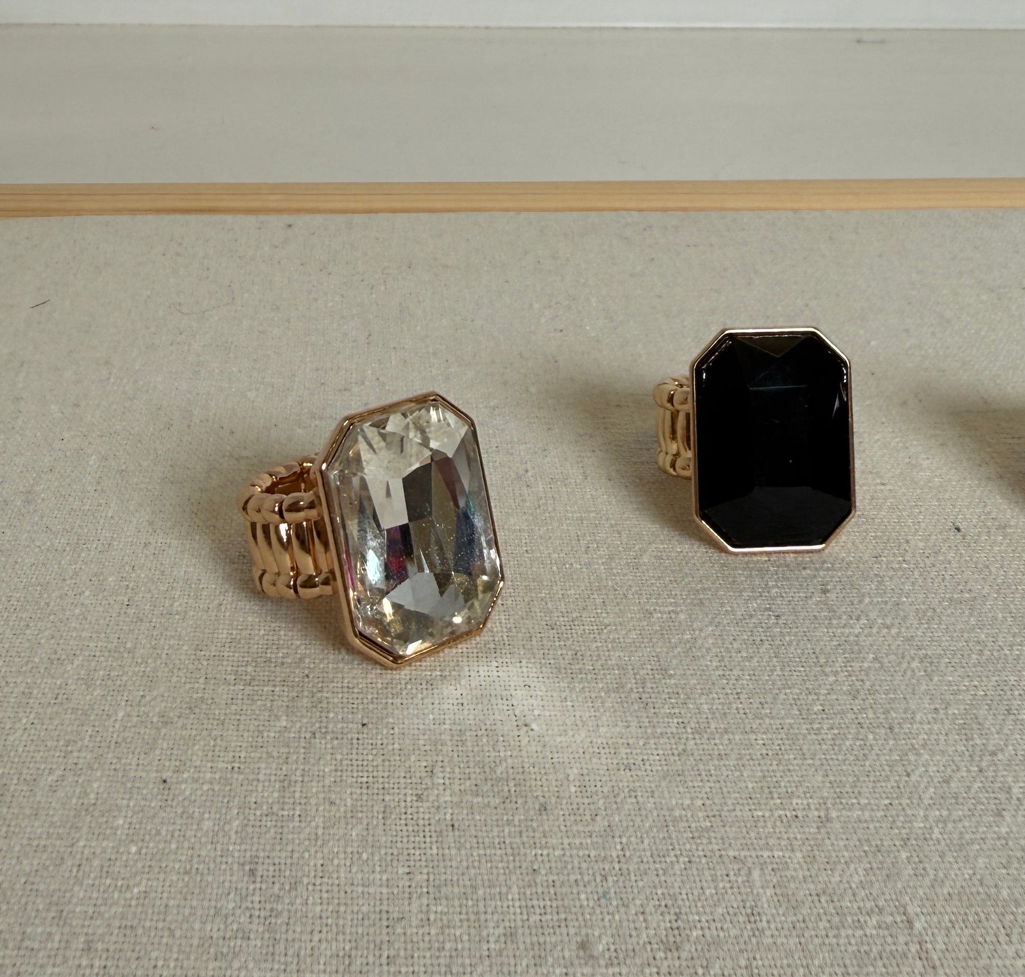 Anello con Maglia Elastica e Pietra Rettangolare