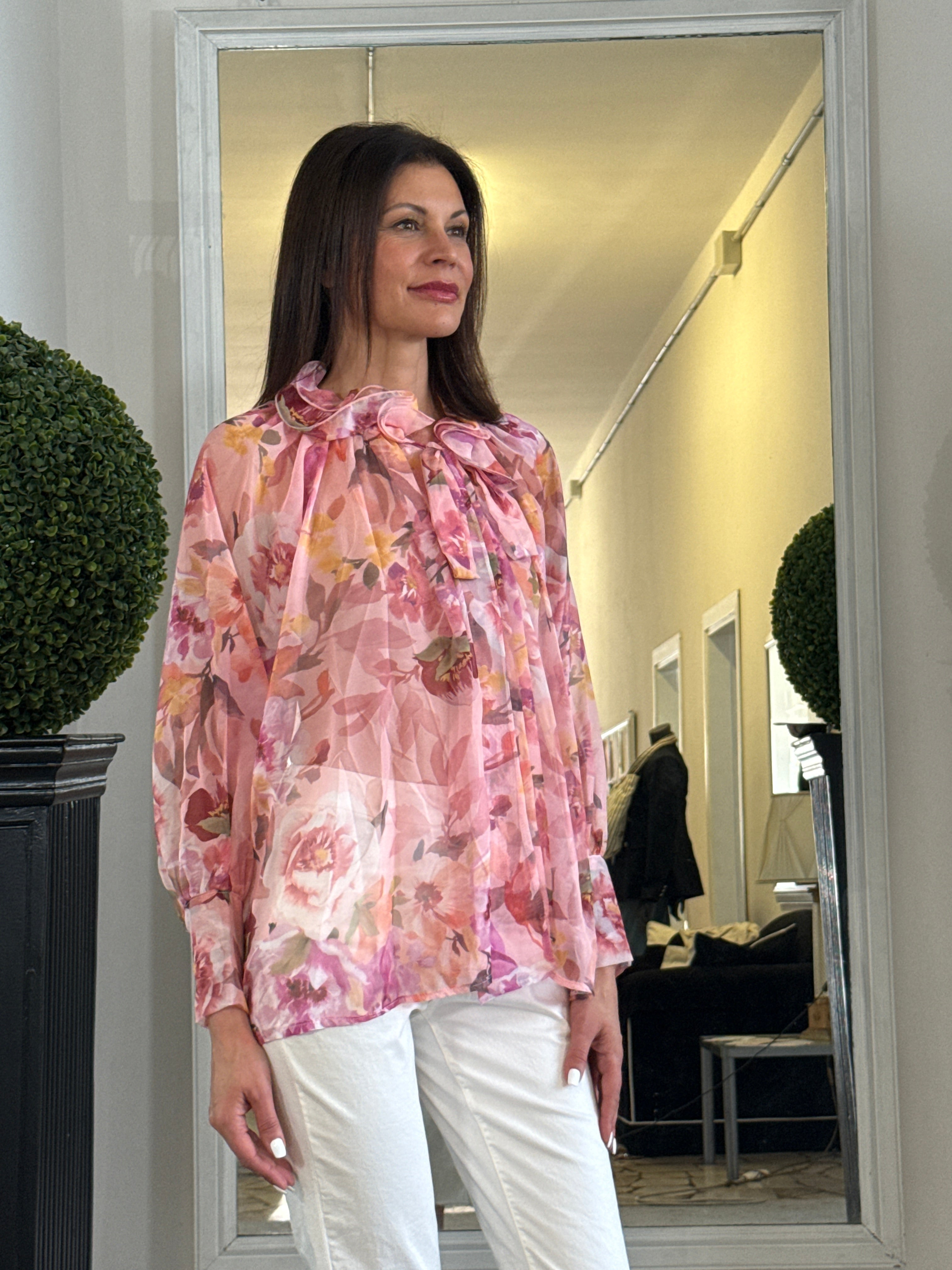 Blusa Floreale con Volaint al Collo