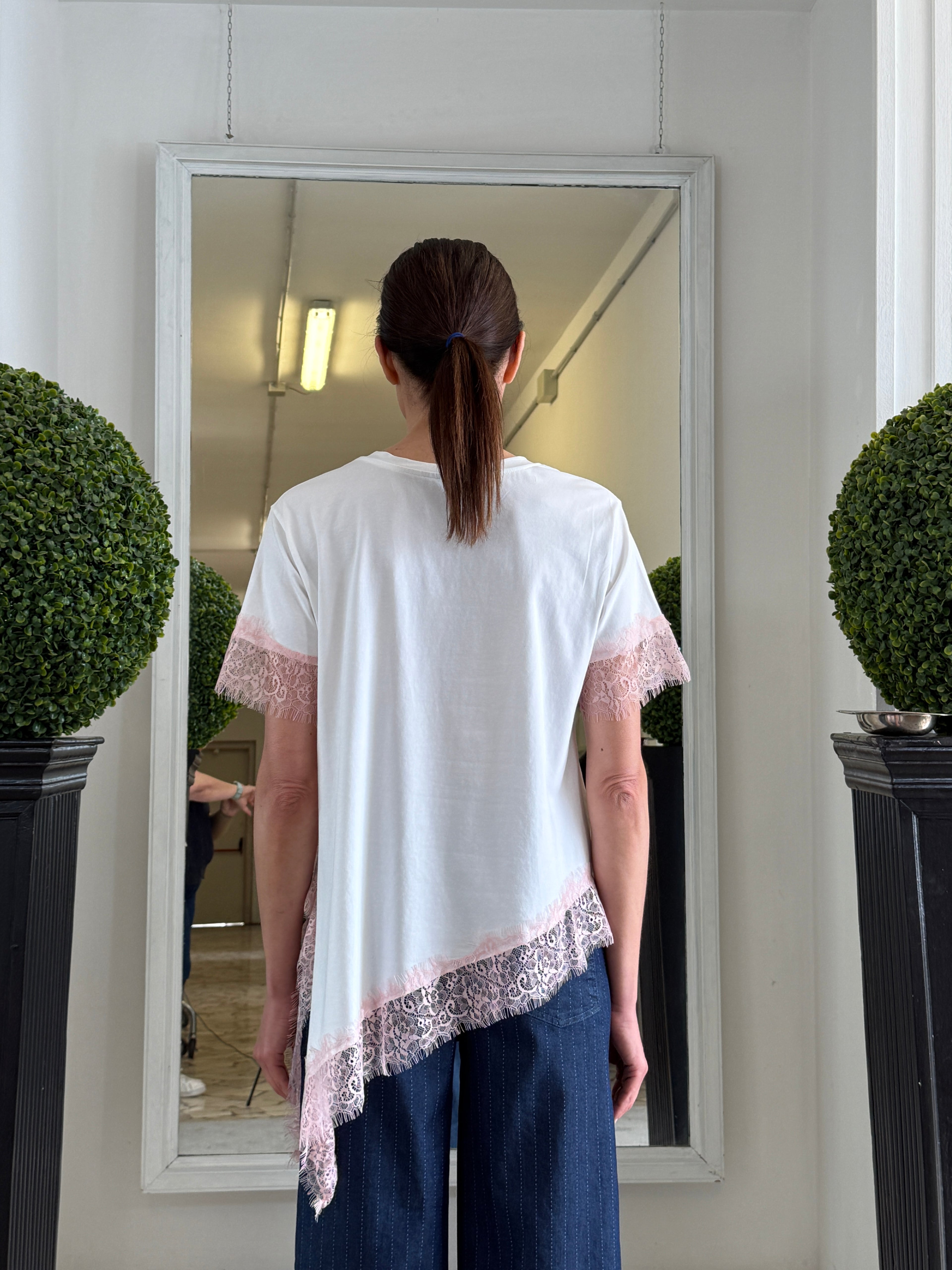 T-shirt Asimmetrica con Pizzo e Strass