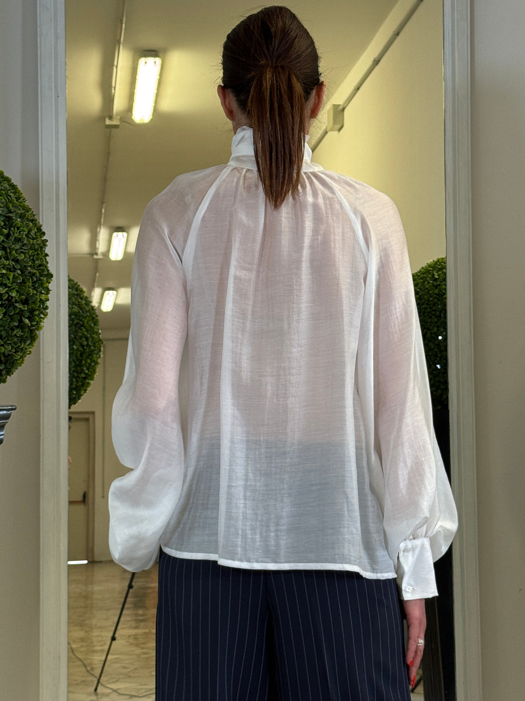 Tensione In Camicia con Fiocco al Collo e Maniche a Palloncino