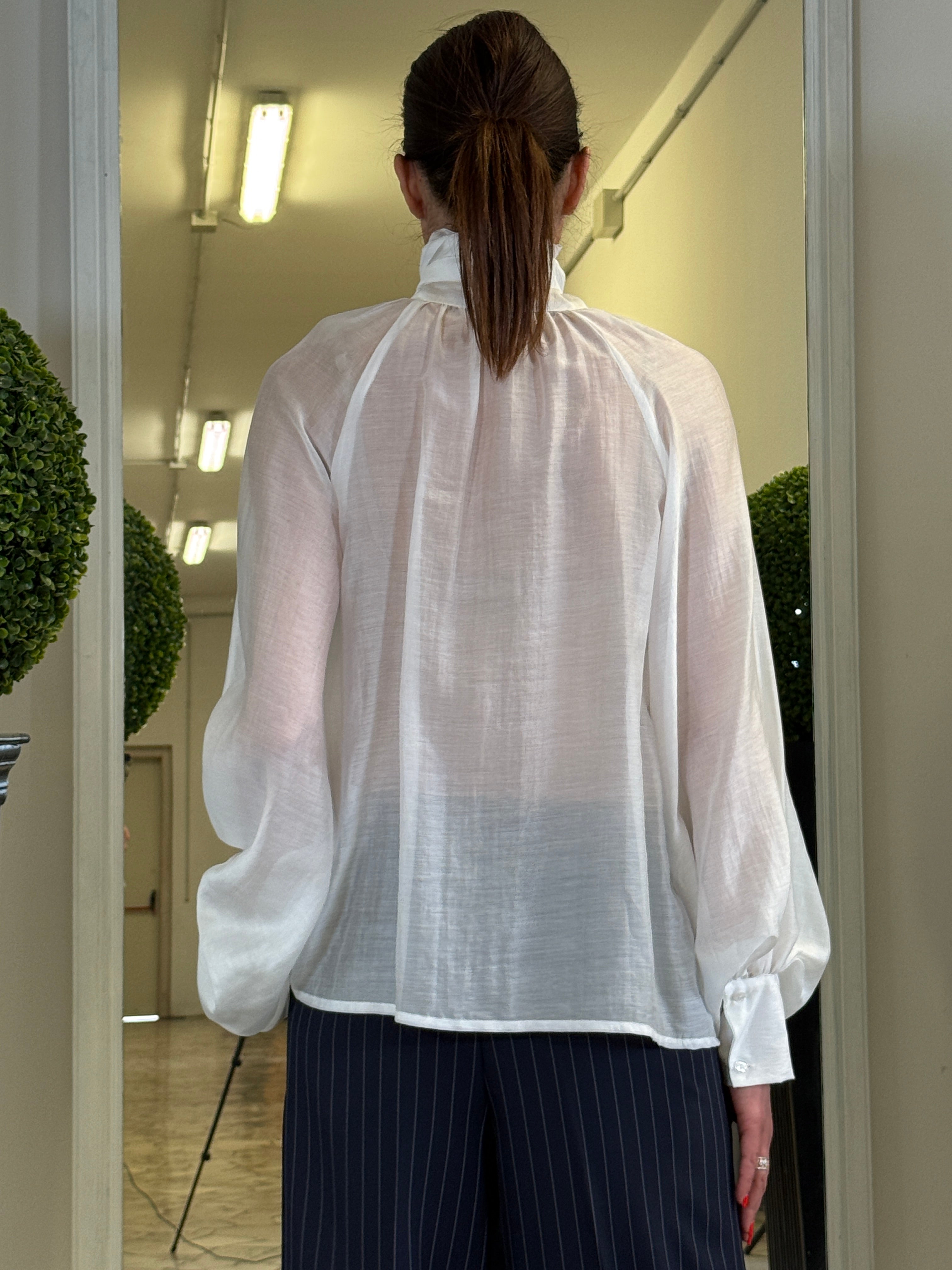 Tensione In Camicia con Fiocco al Collo e Maniche a Palloncino