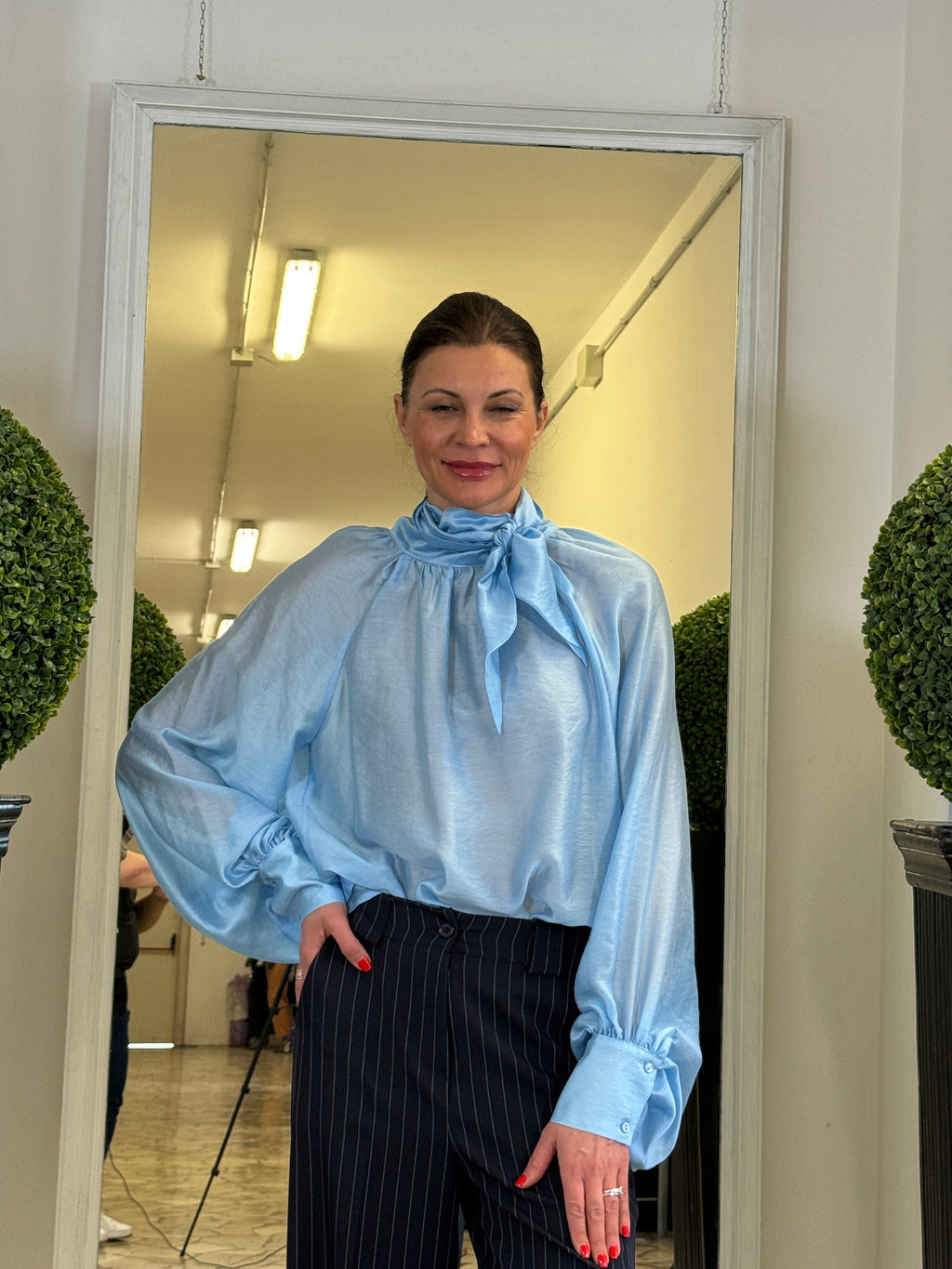 Tensione In Camicia con Fiocco al Collo e Maniche a Palloncino