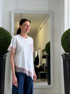 T-shirt Asimmetrica con Pizzo e Strass