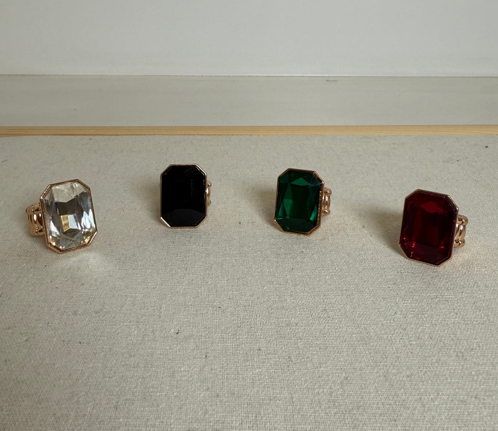 Anello con Maglia Elastica e Pietra Rettangolare
