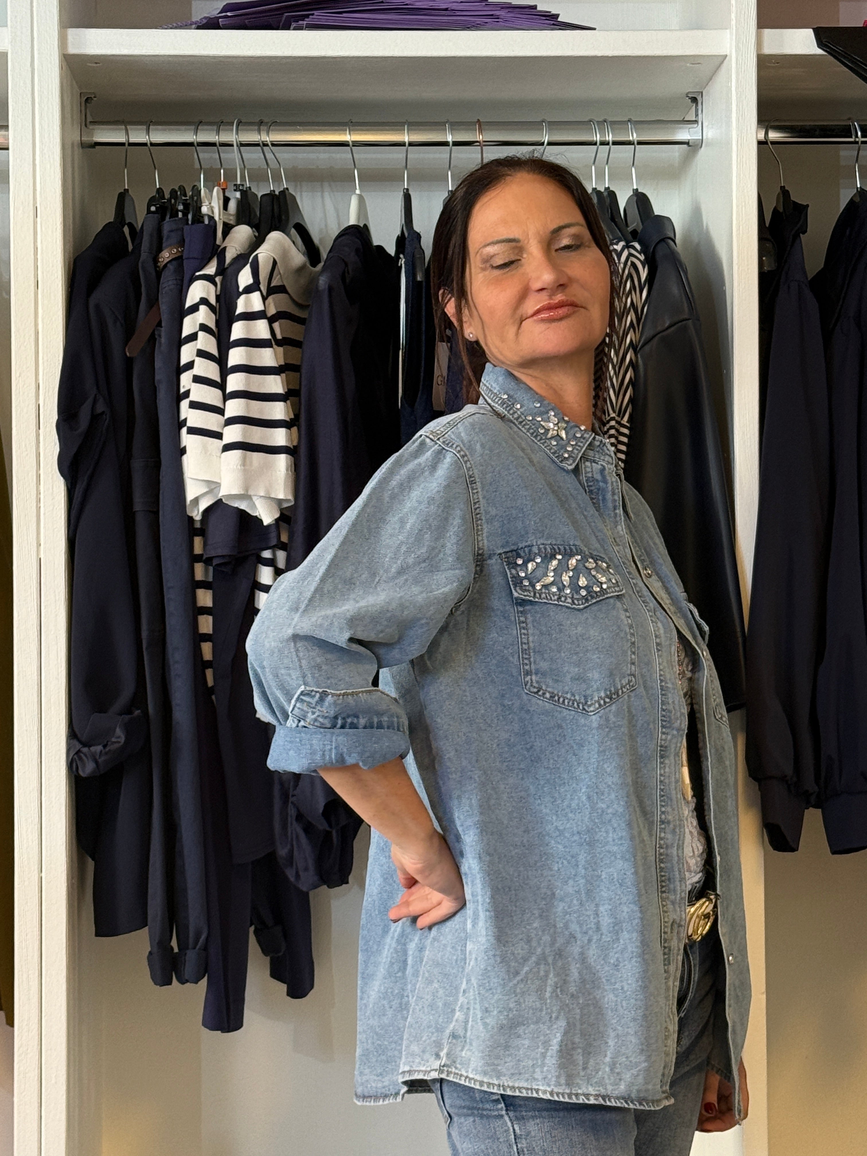 Camicia in Denim Leggero con Strass a Fiori Cuciti