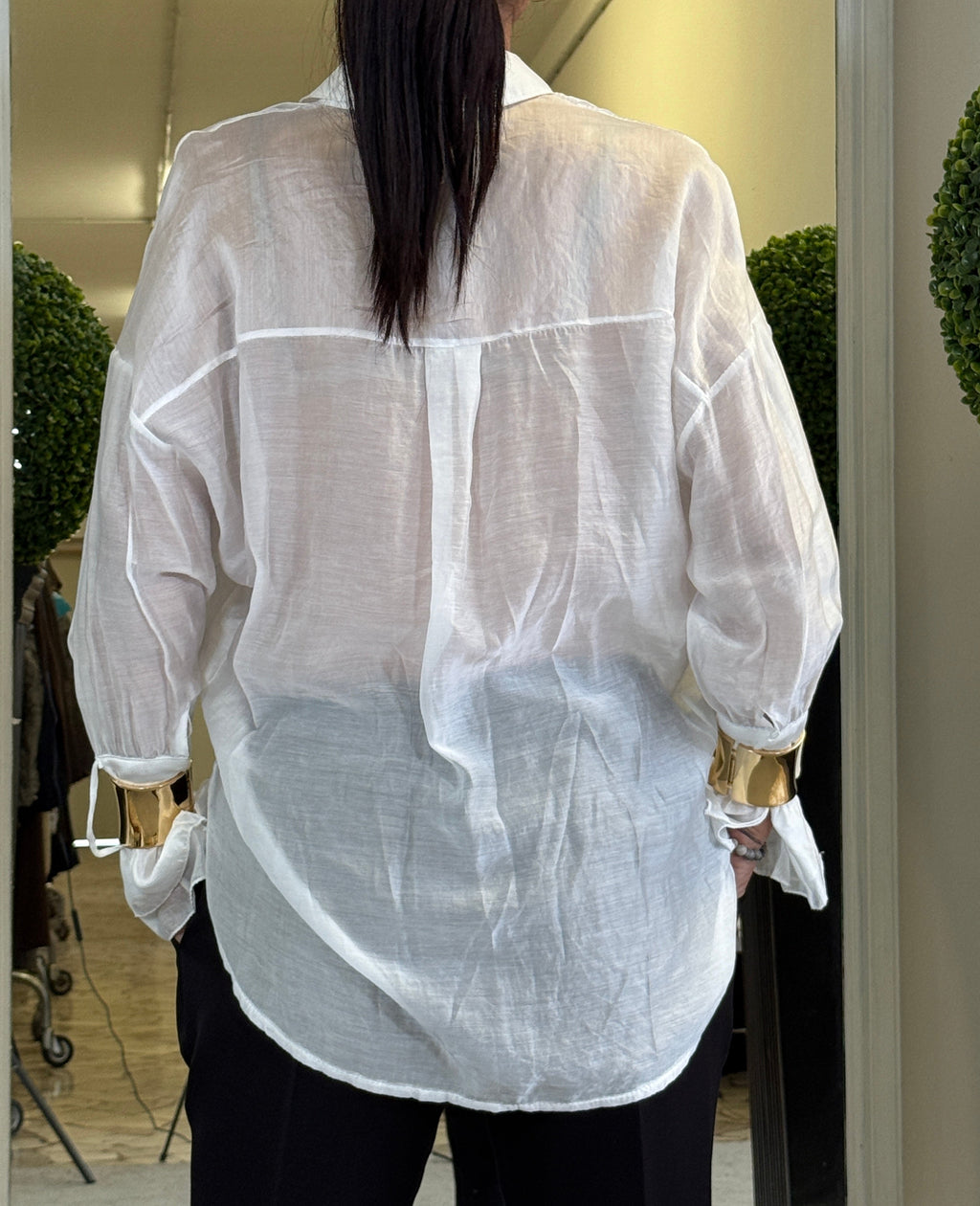 Camicia in Organza con Bracciali Dorati