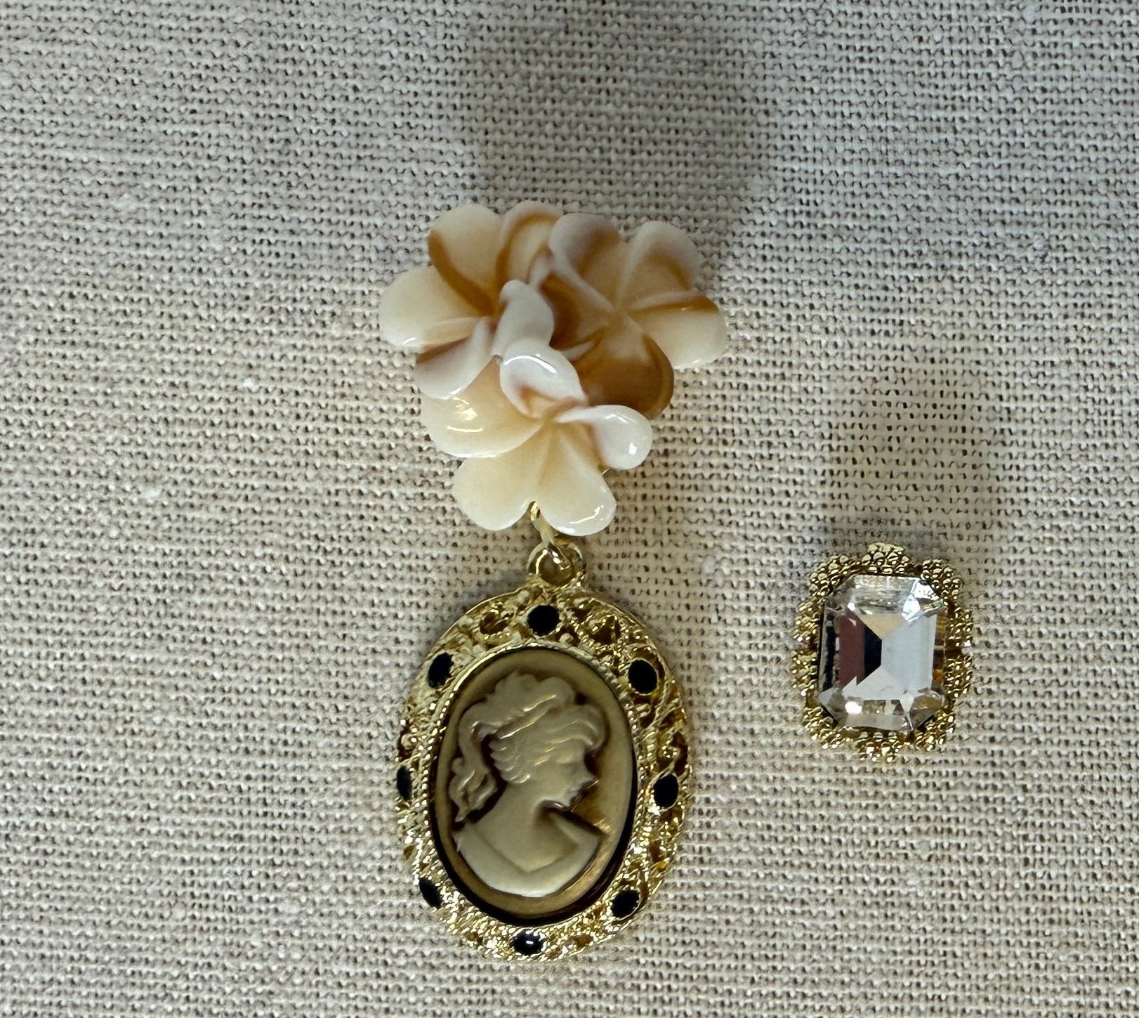 Lidia Coppia di Spille in Metallo e Resina