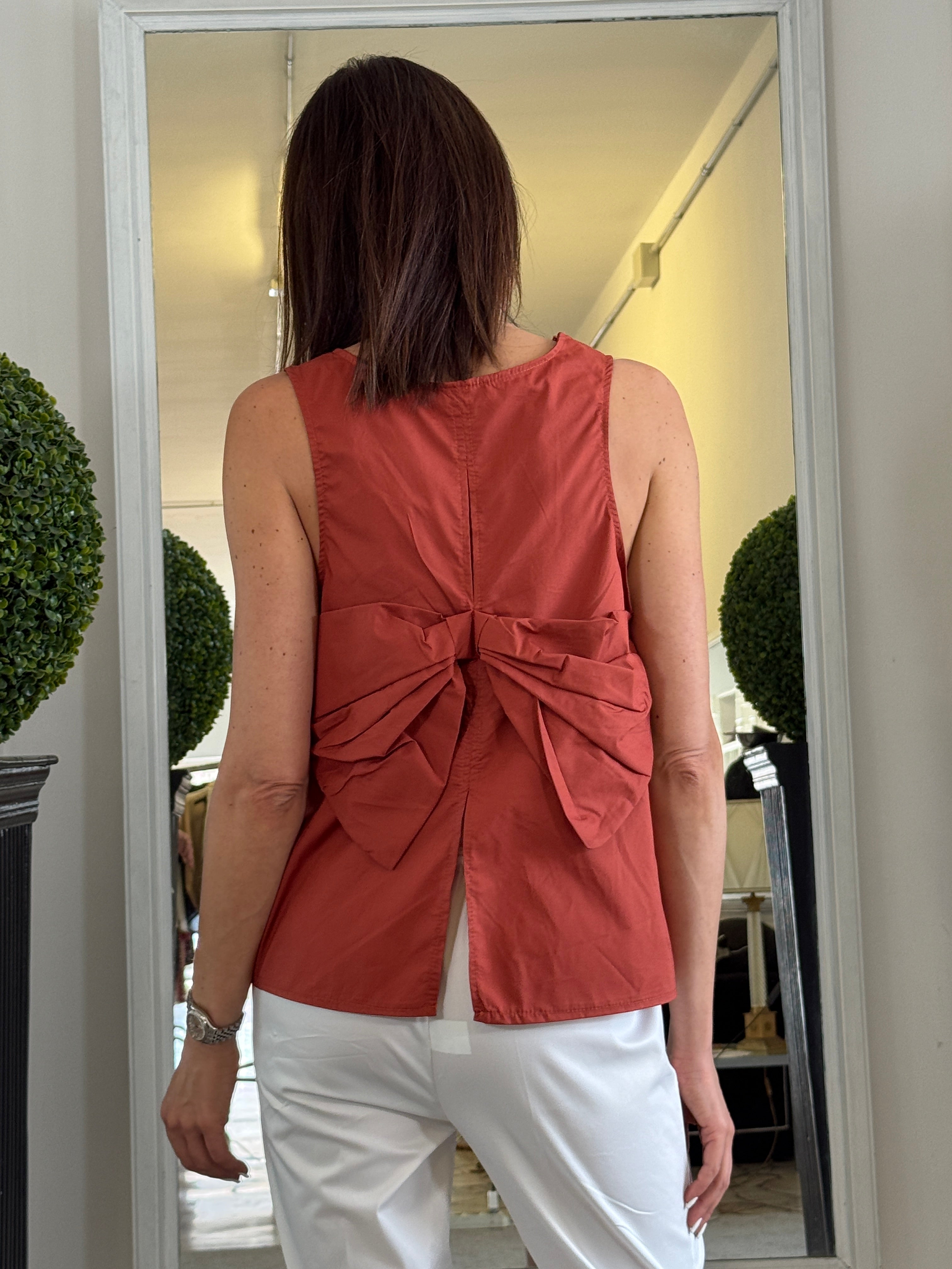 Blusa Smanicata con Fiocco e Spacco sul Retro