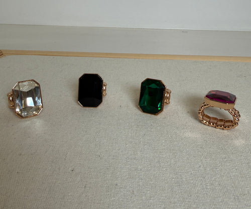 Anello con Maglia Elastica e Pietra Rettangolare