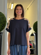 T-shirt con Pailettes sulle Spalle