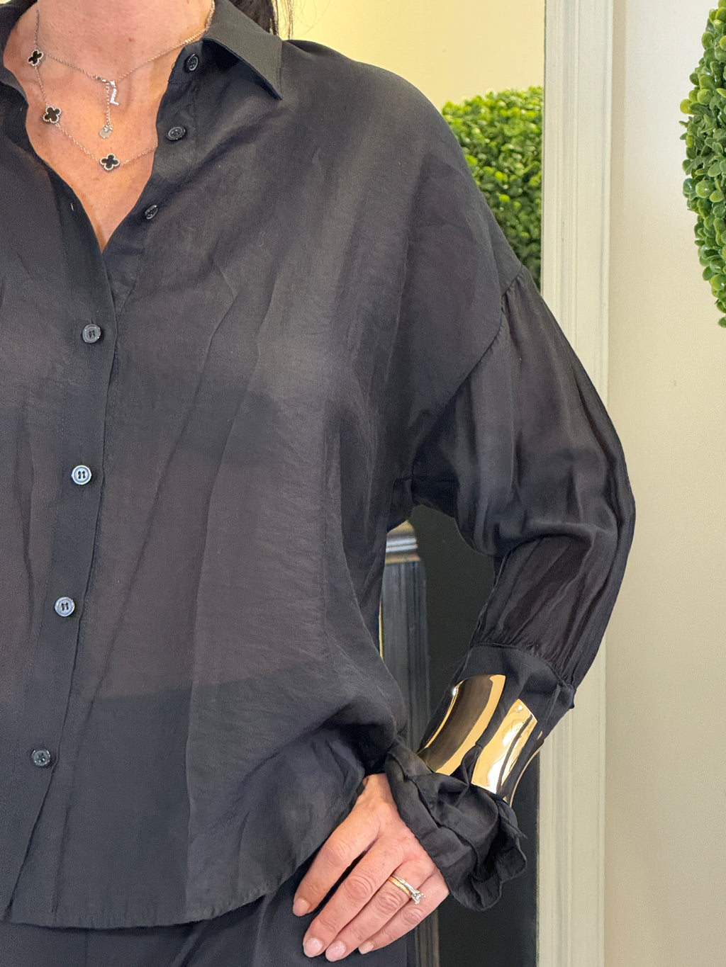 Camicia in Organza con Bracciali Dorati